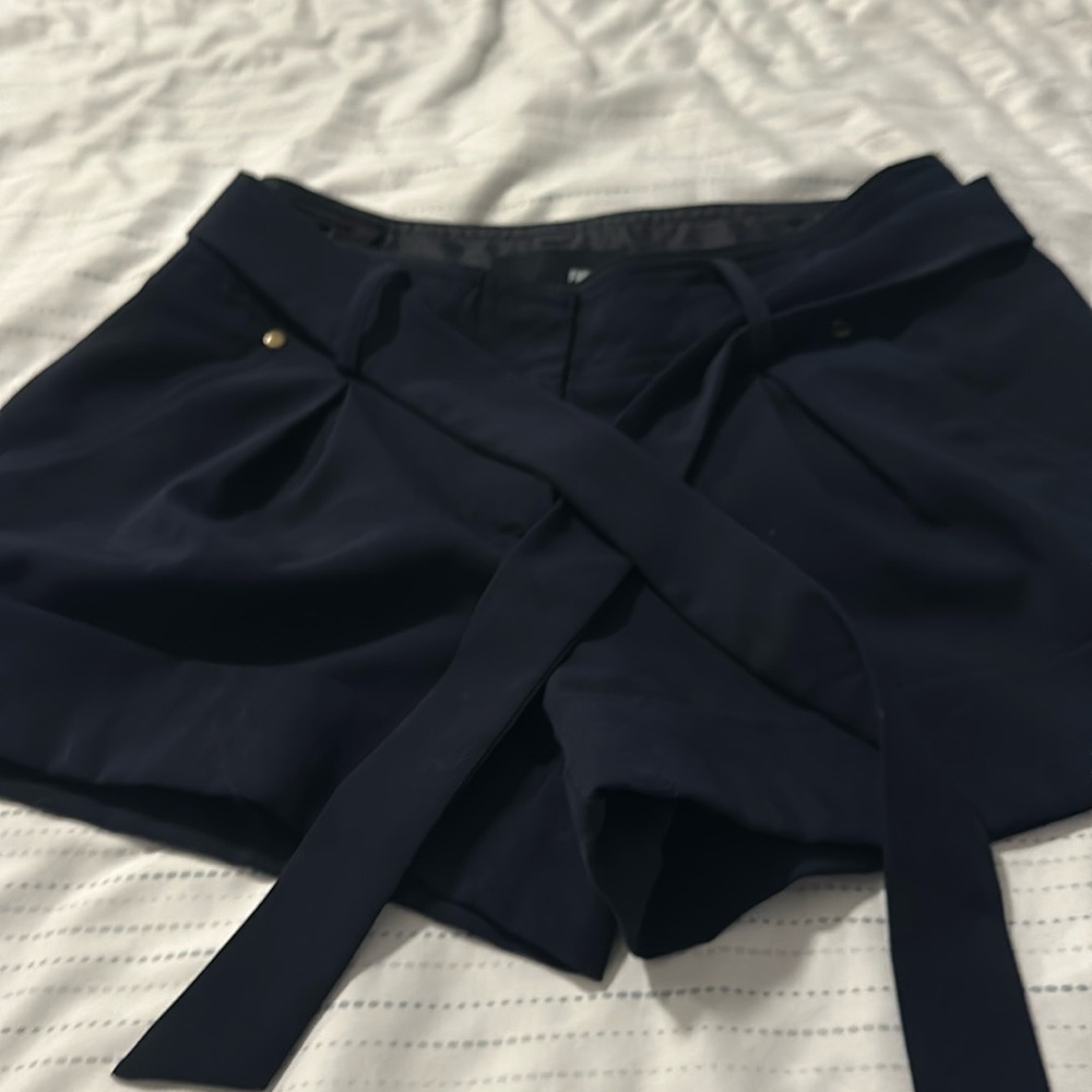 Navy blue LOFT Marissa cut "the
Riviera short"
$25 $59
Size: 2